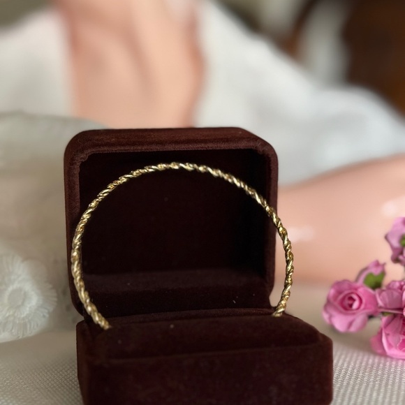 ⚜️ Elegant Twisted Rope Bangle – Timeless Gold-Tone Bracelet - Picture 5 of 6